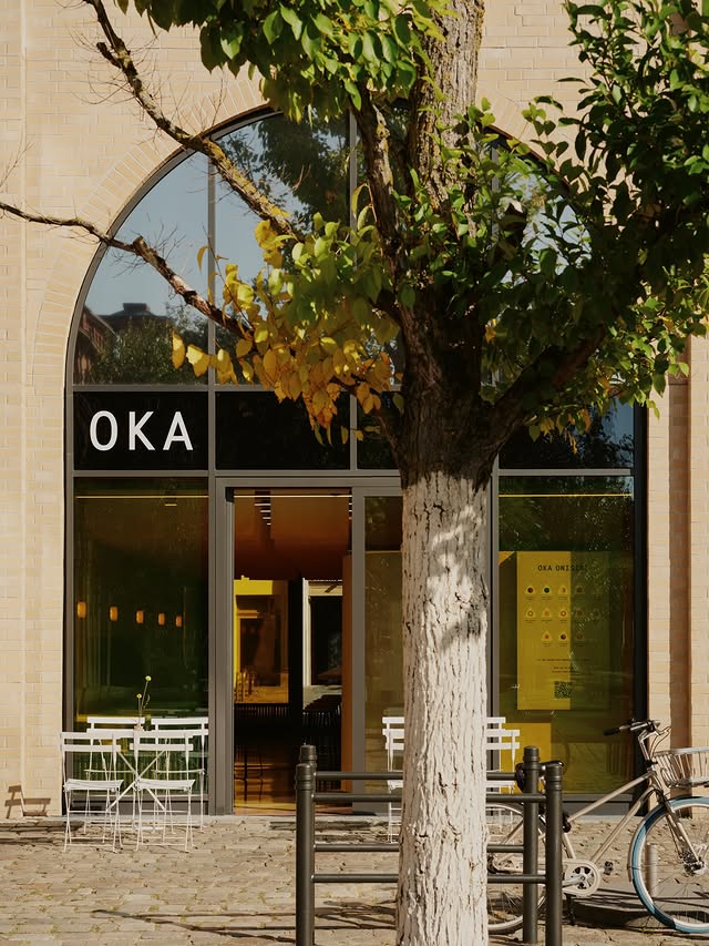 Versteckter Innenhof und Terrasse von OKA Onigiri in Berlin-Mitte