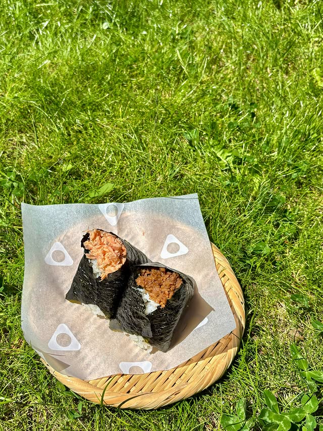 Onigiri genießen an einem sonnigen Nachmittag im Innenhof